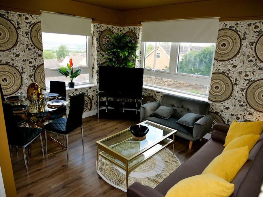 Stunningly Opulent Gold Apartment Near Sheffield Full Sky Tv Rotherham Exterior photo